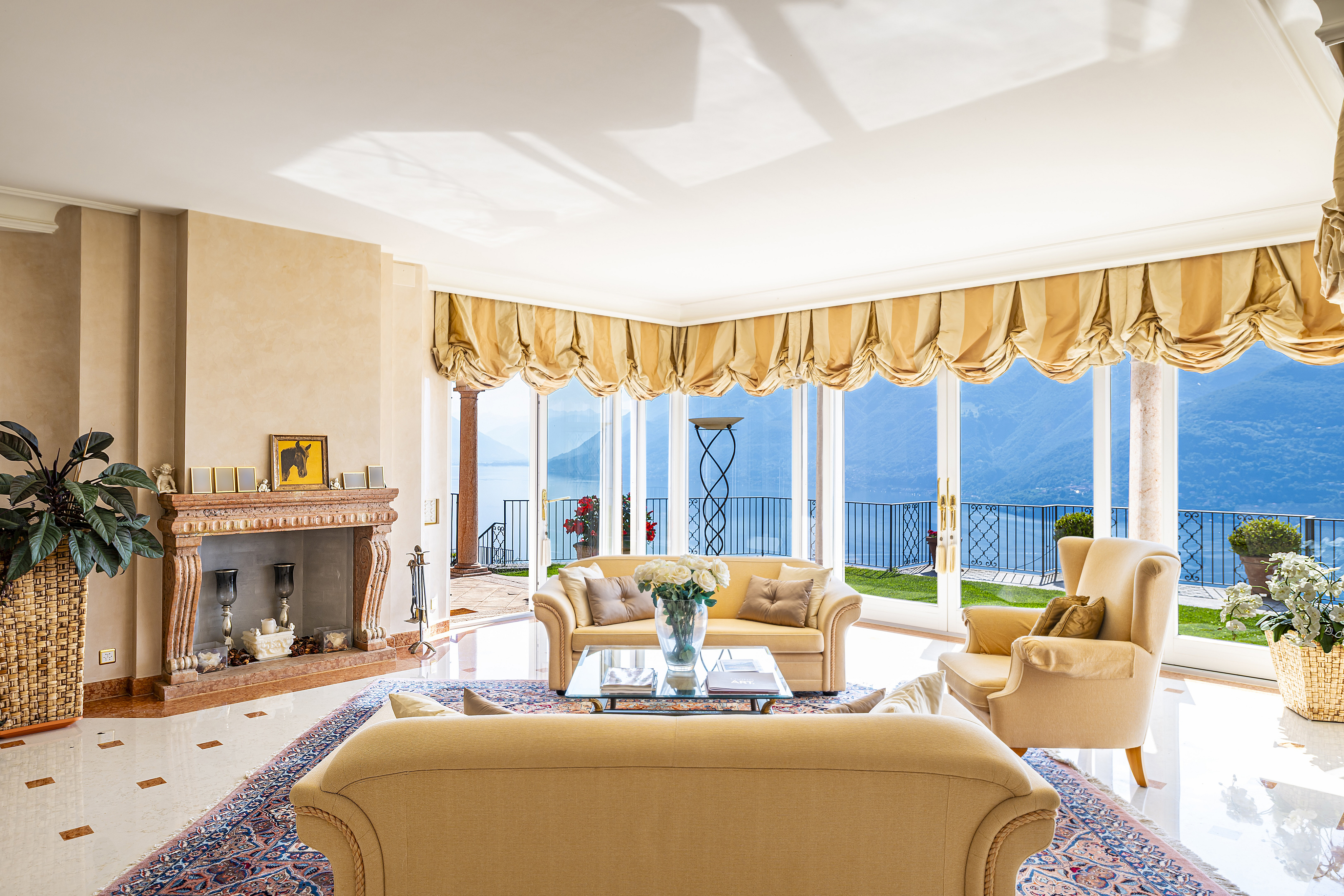 Luxuriöses Wohnzimmer mit Panoramablick