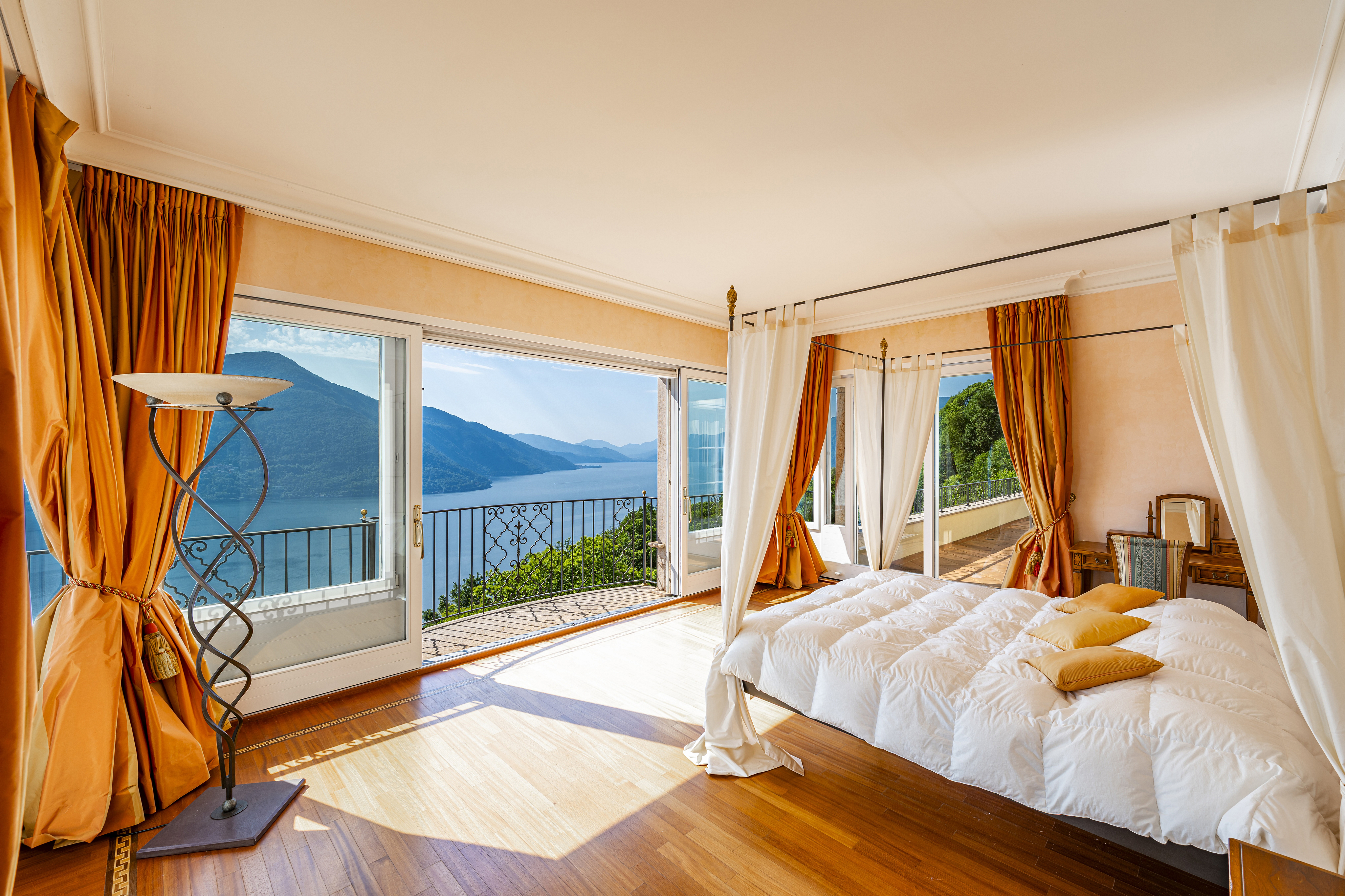 Schlafzimmer mit Seeblick