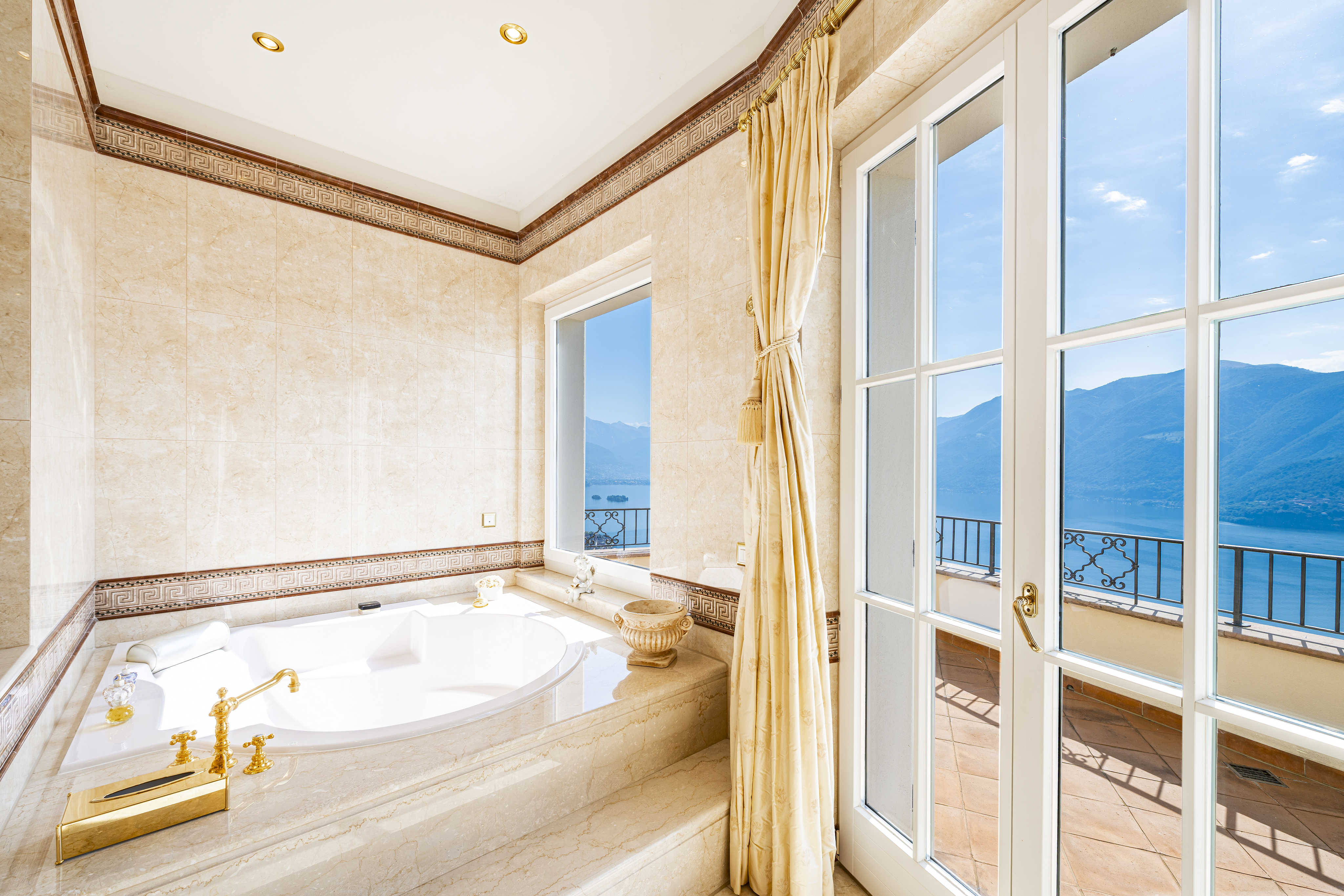 Luxuriöses Badezimmer mit Whirlpool und Balkonblick