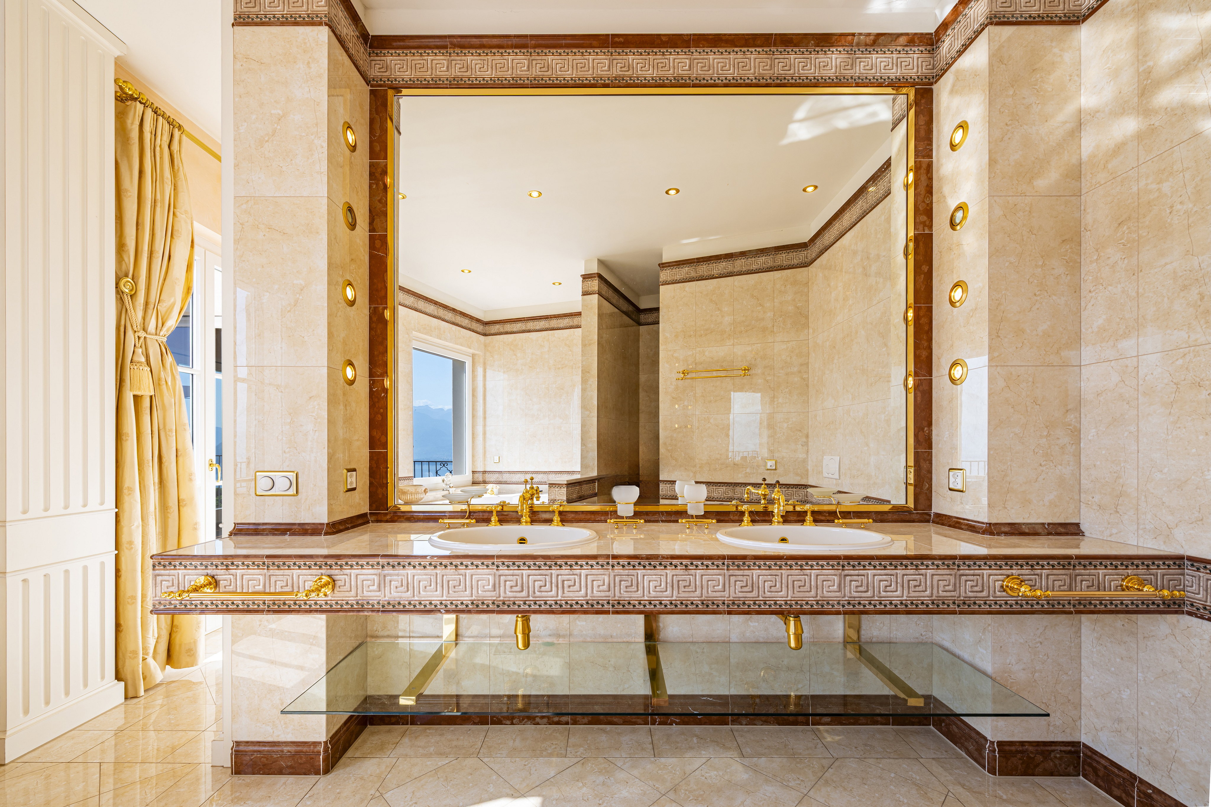 Luxuriöses Doppelwaschbecken-Badezimmer