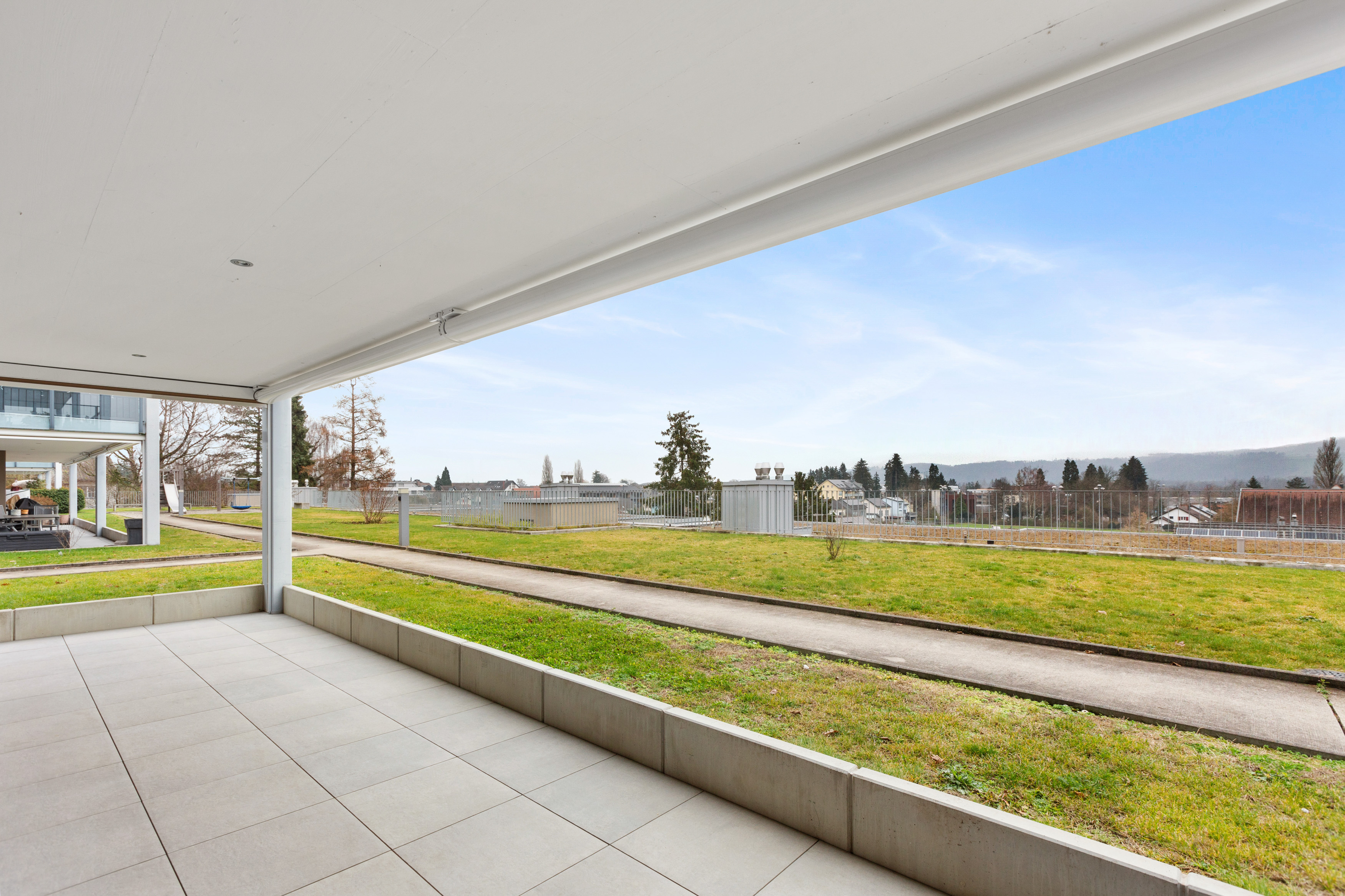 Überdachte Terrasse mit Gartenblick