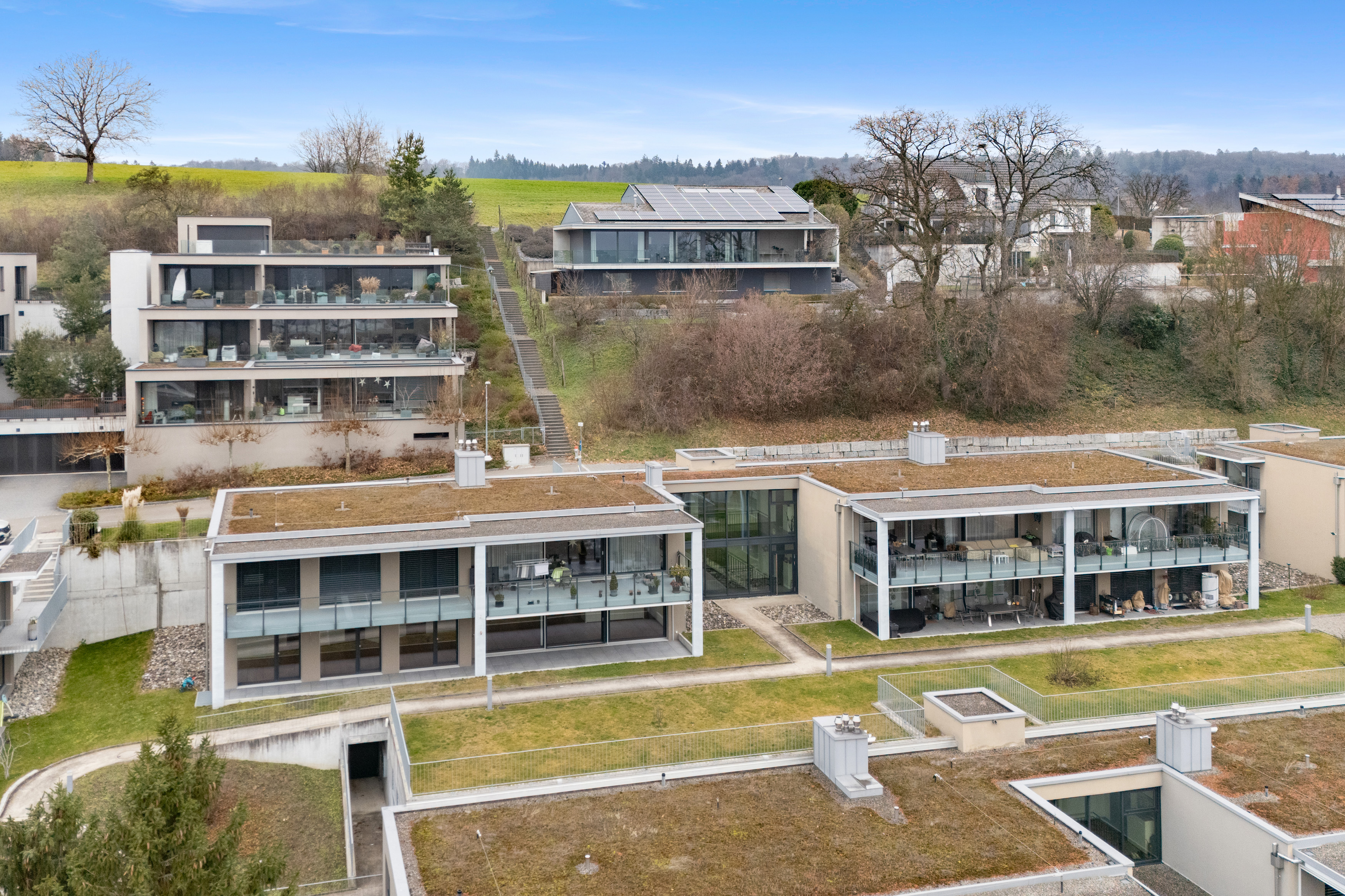 Moderne Wohnanlage in Hanglage mit Dachbegrünung und Solaranlagen