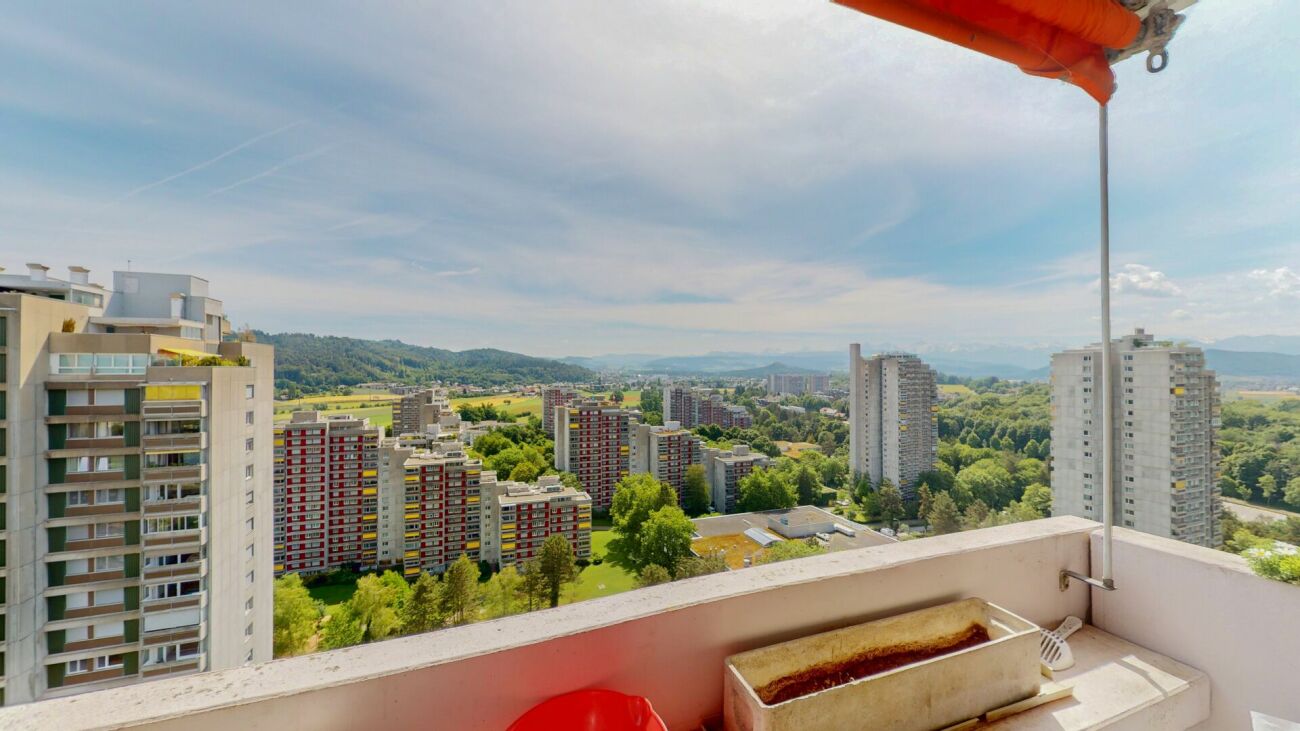 Balkon mit Stadt- und Landschaftsblick