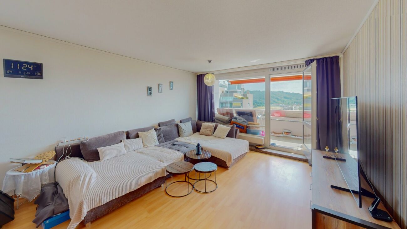 Helles Wohnzimmer mit Balkonblick