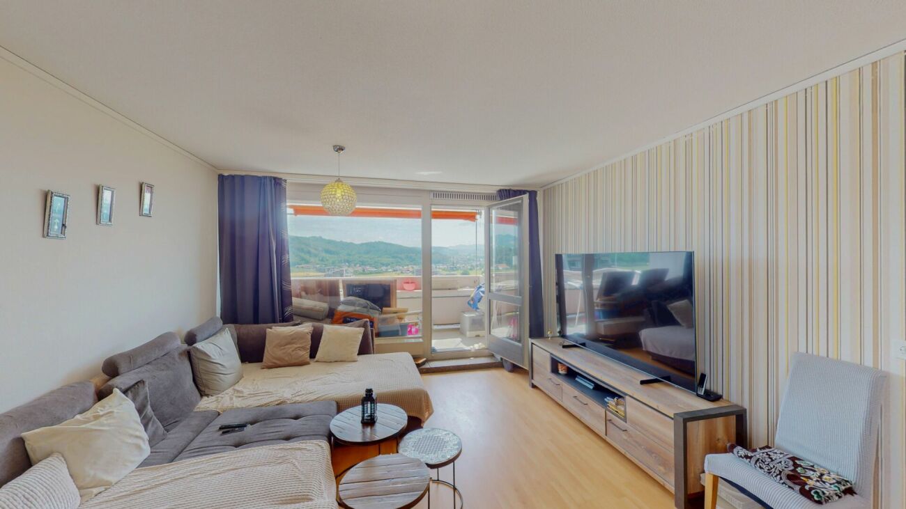 Helles Wohnzimmer mit Balkonblick