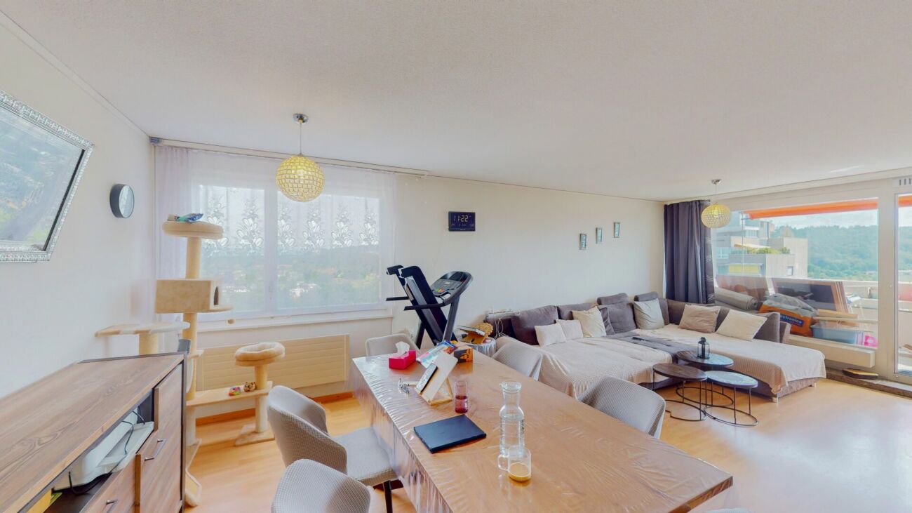 Helles Wohn- und Esszimmer mit Balkonblick