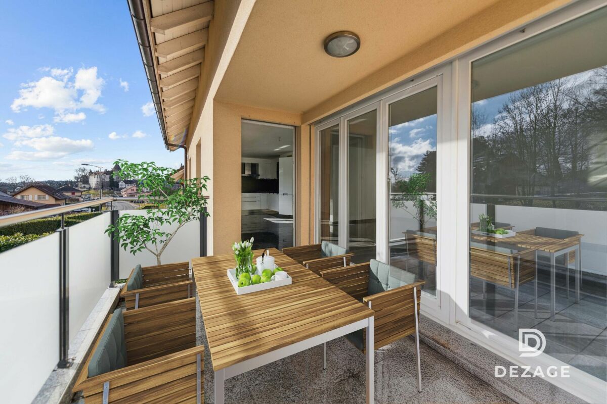Balkon mit Sitzgruppe und Blick ins Grüne