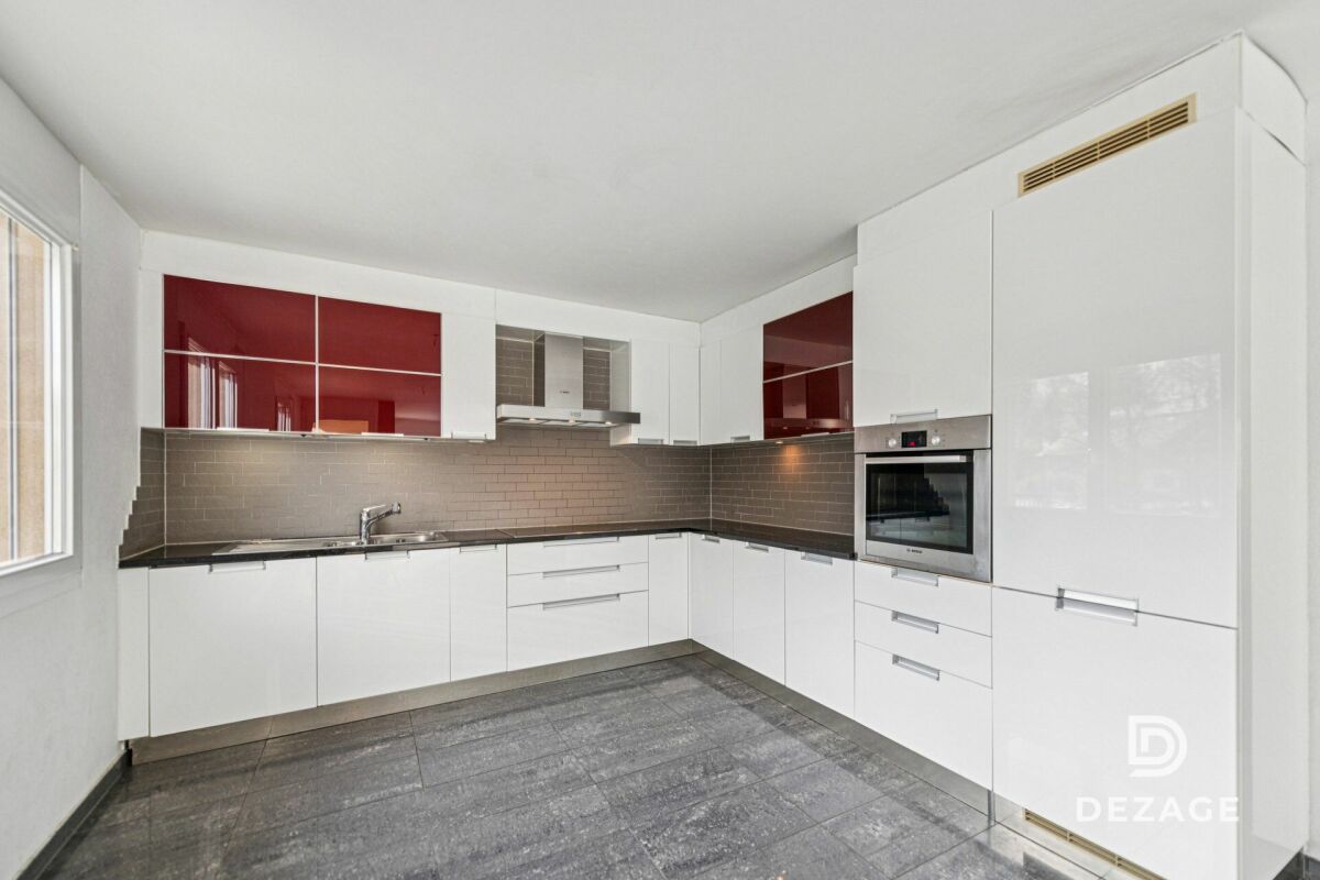 Moderne Einbauküche mit Hochglanzfronten