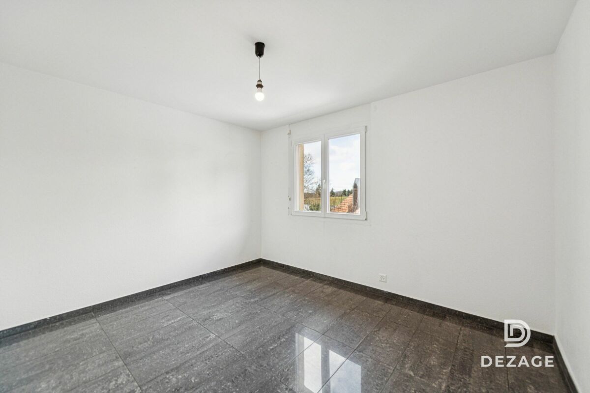 Leerer, heller Raum mit Fenster