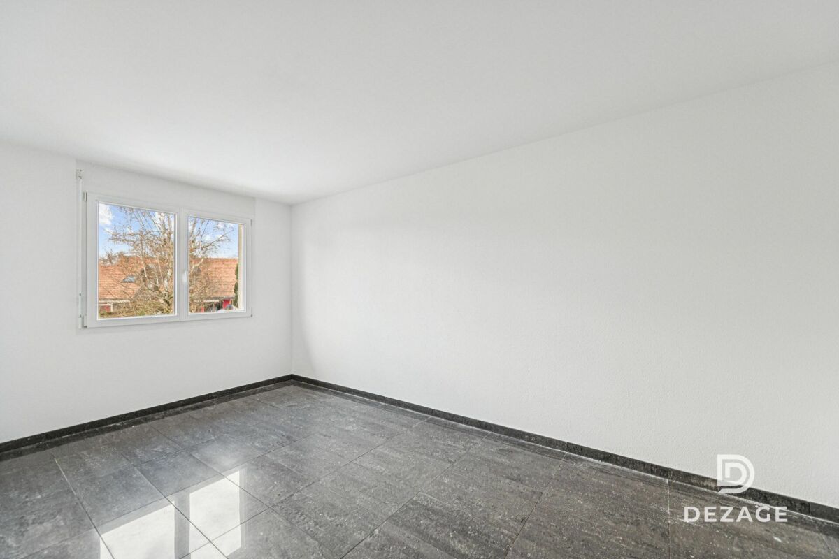 Leerer heller Raum mit Fenster