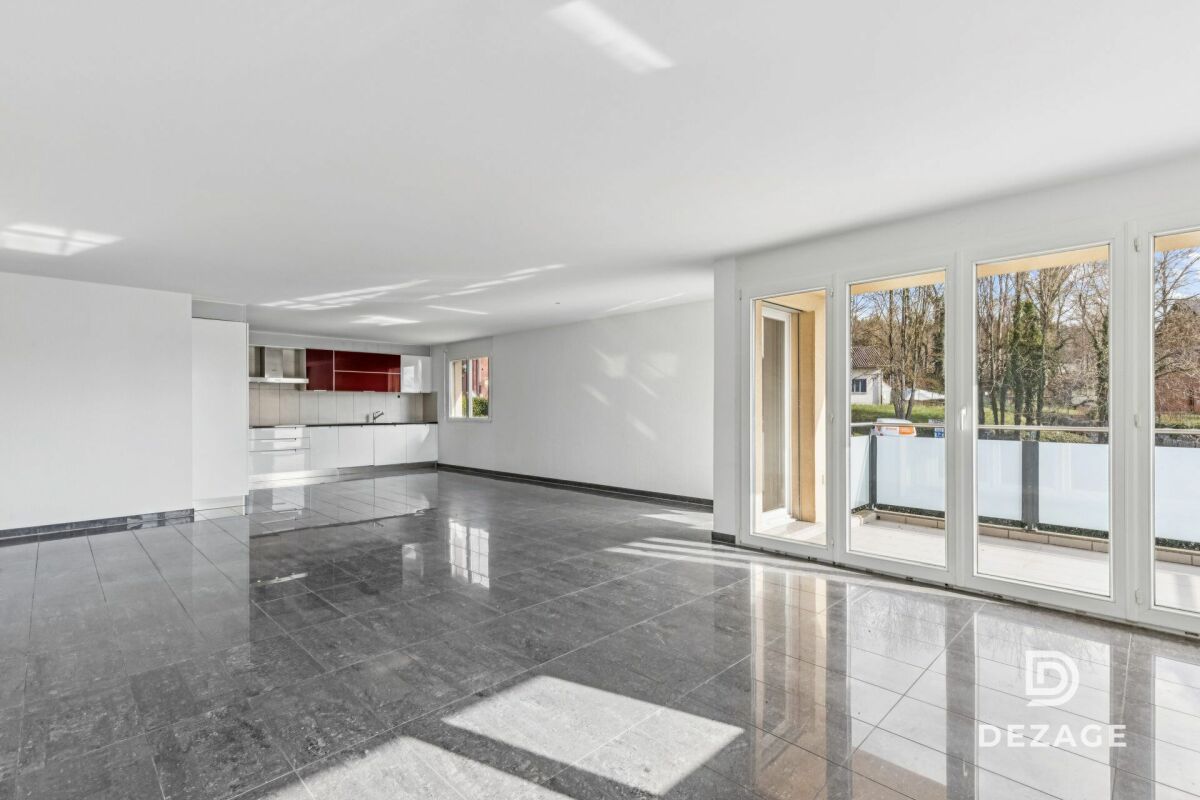 Offener Wohnbereich mit Küche und Balkon