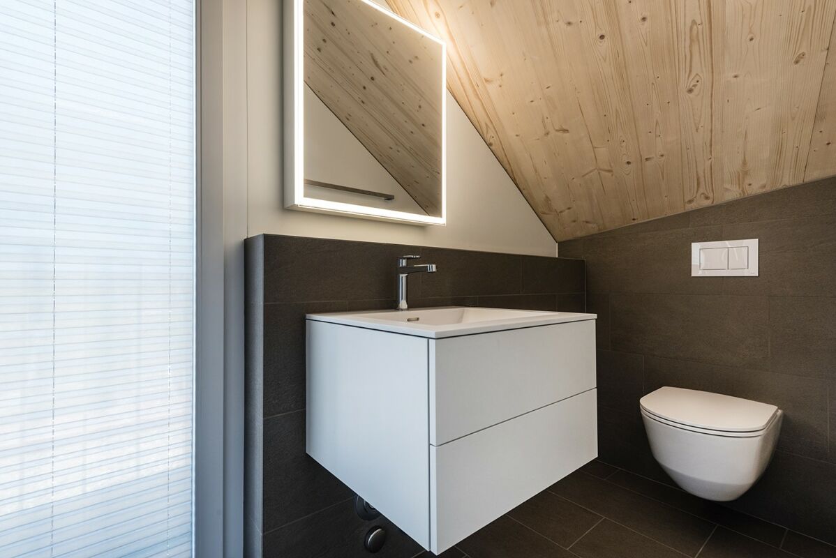 Modernes Gäste-WC unter der Dachschräge