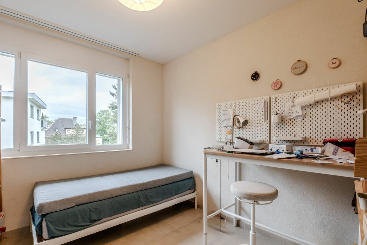 Helles Zimmer mit Bett und Arbeitsplatz