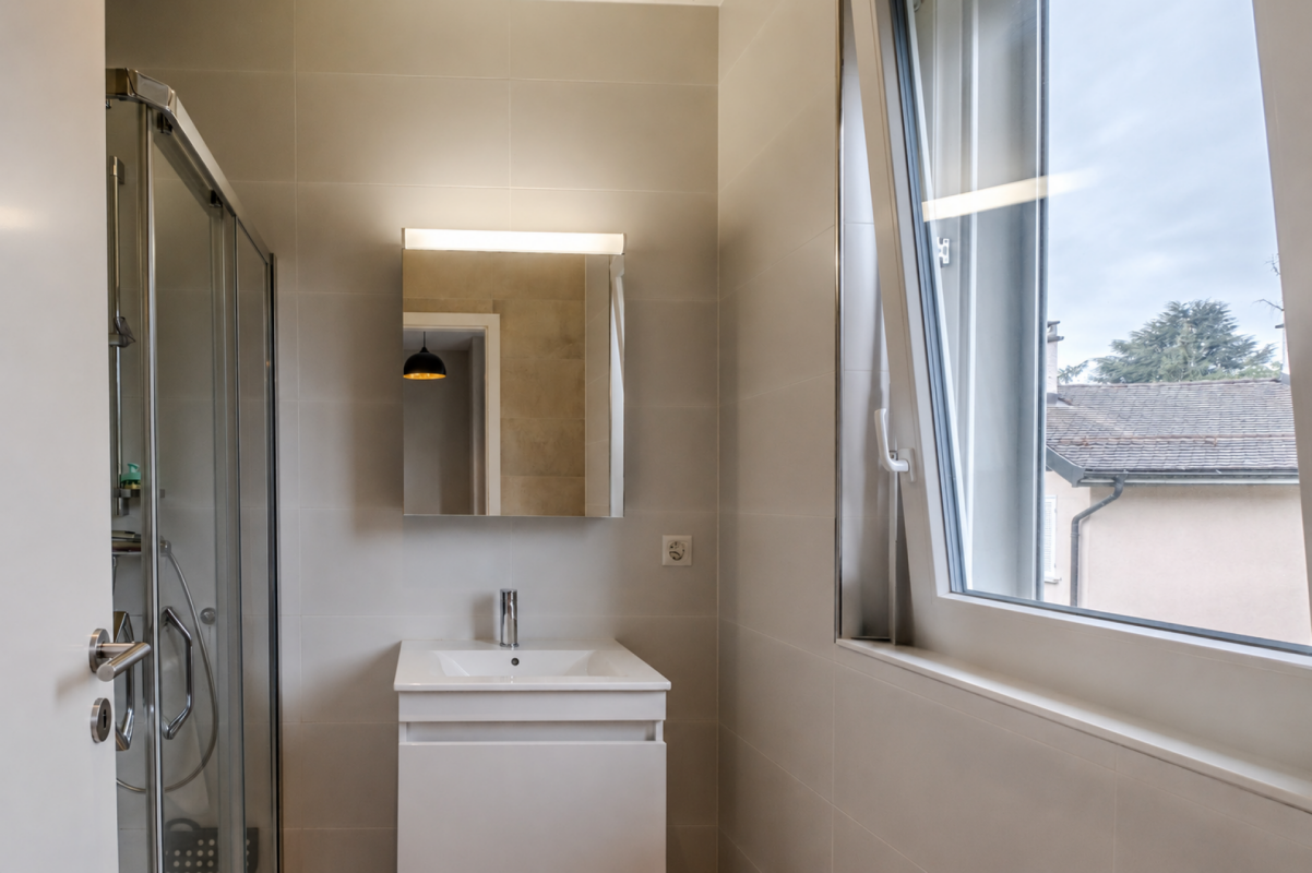 Modernes Badezimmer mit Dusche und Fenster