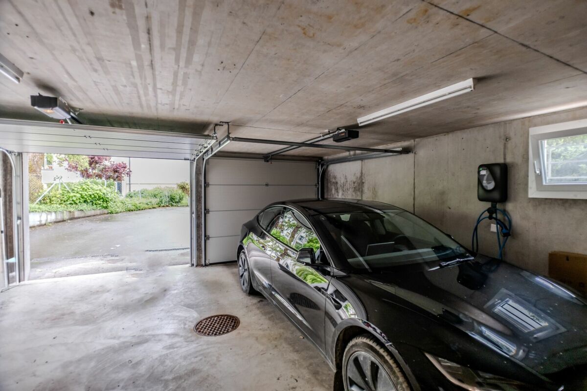 Garageninnenraum mit Auto