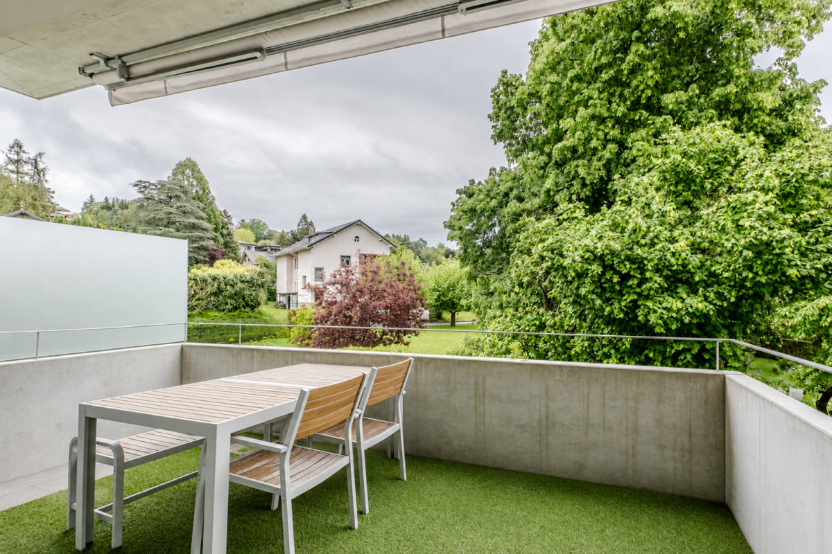 Balkon mit Esstisch und Blick ins Grüne