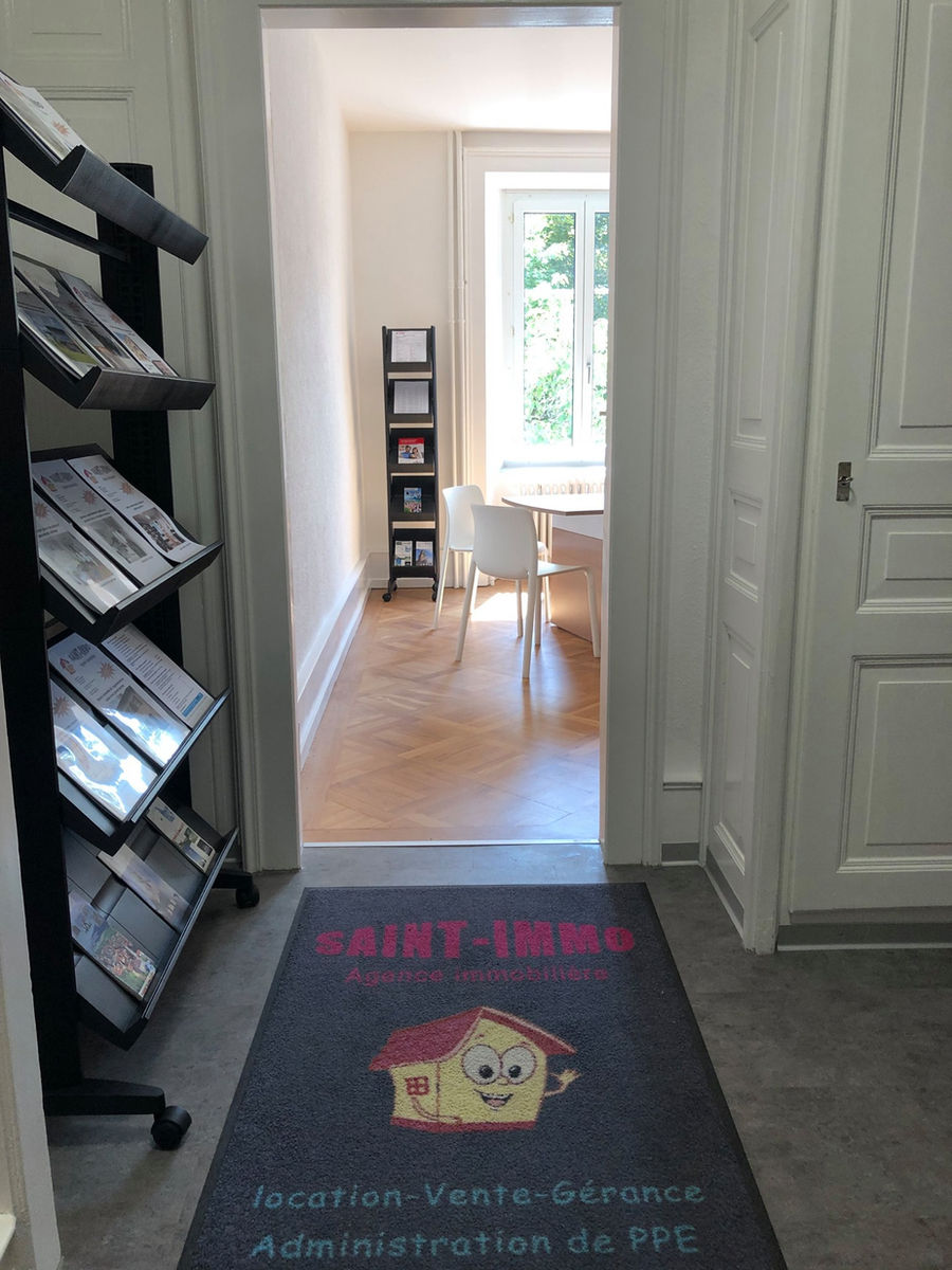 Eingangsbereich mit Blick in ein helles Zimmer
