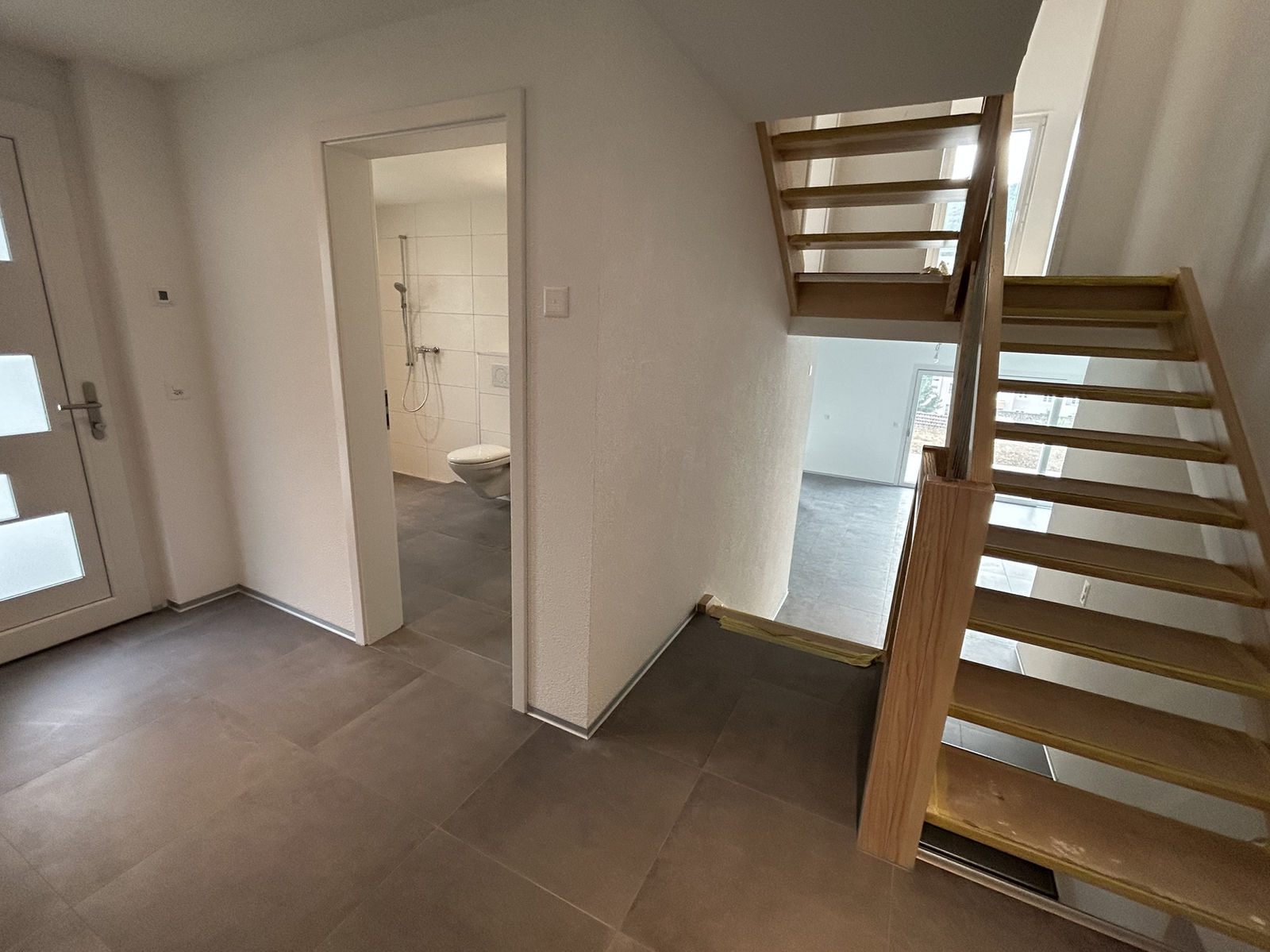 Flur mit Treppe und Badzugang