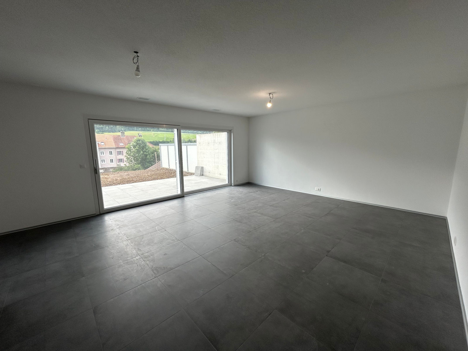 Leerer moderner Wohnraum mit großer Schiebetür