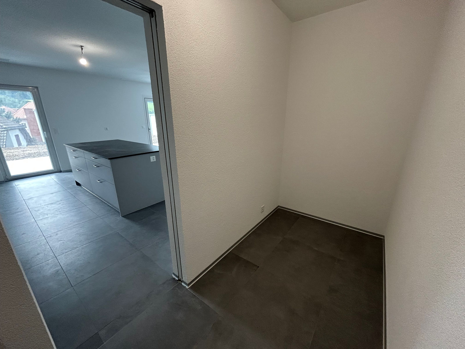 Abstellraum neben offener Küche