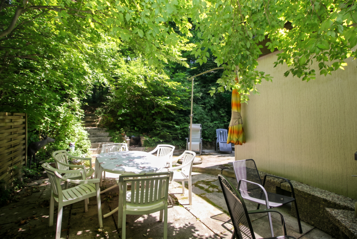 Terrasse im Grünen mit Sitzgruppe