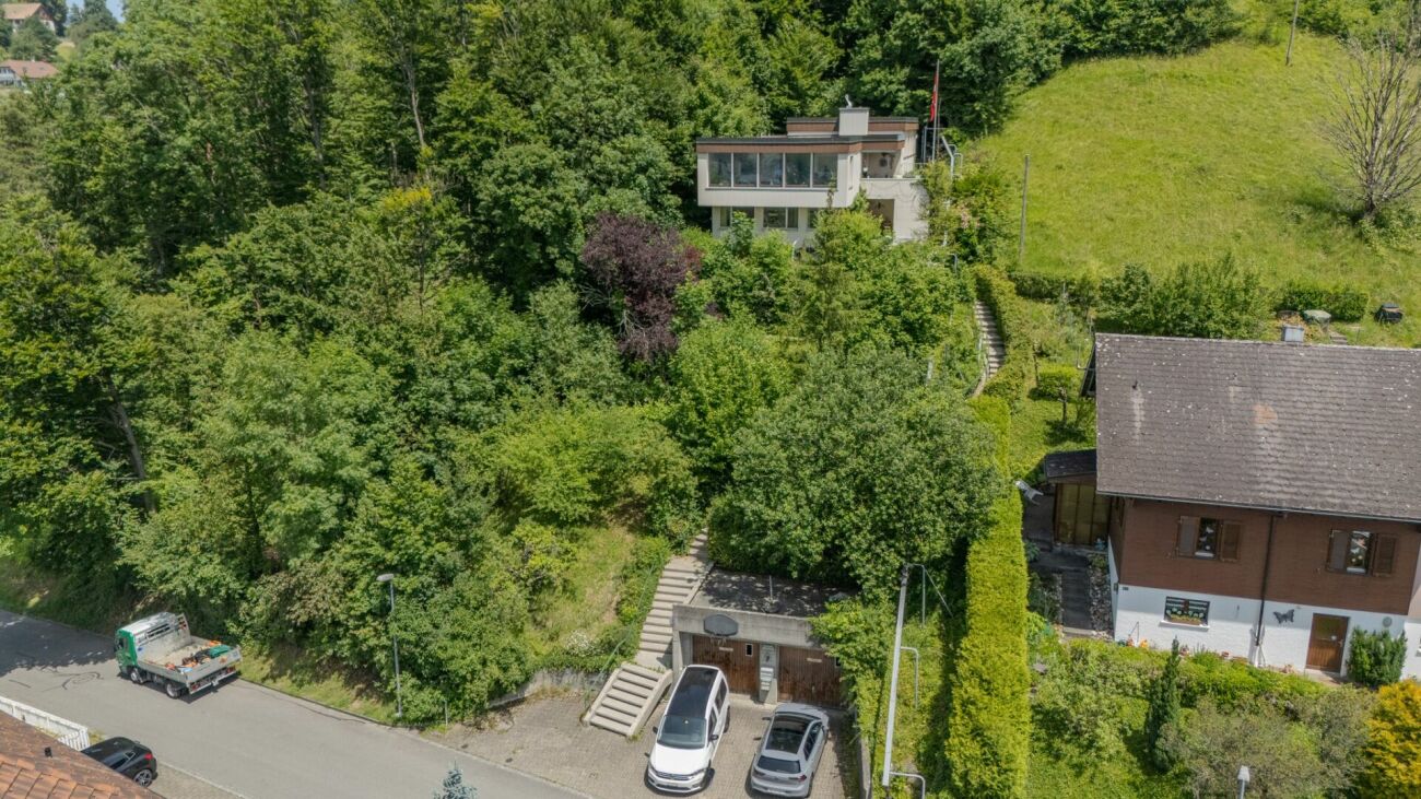 Hanglage mit modernem Haus und viel Grün
