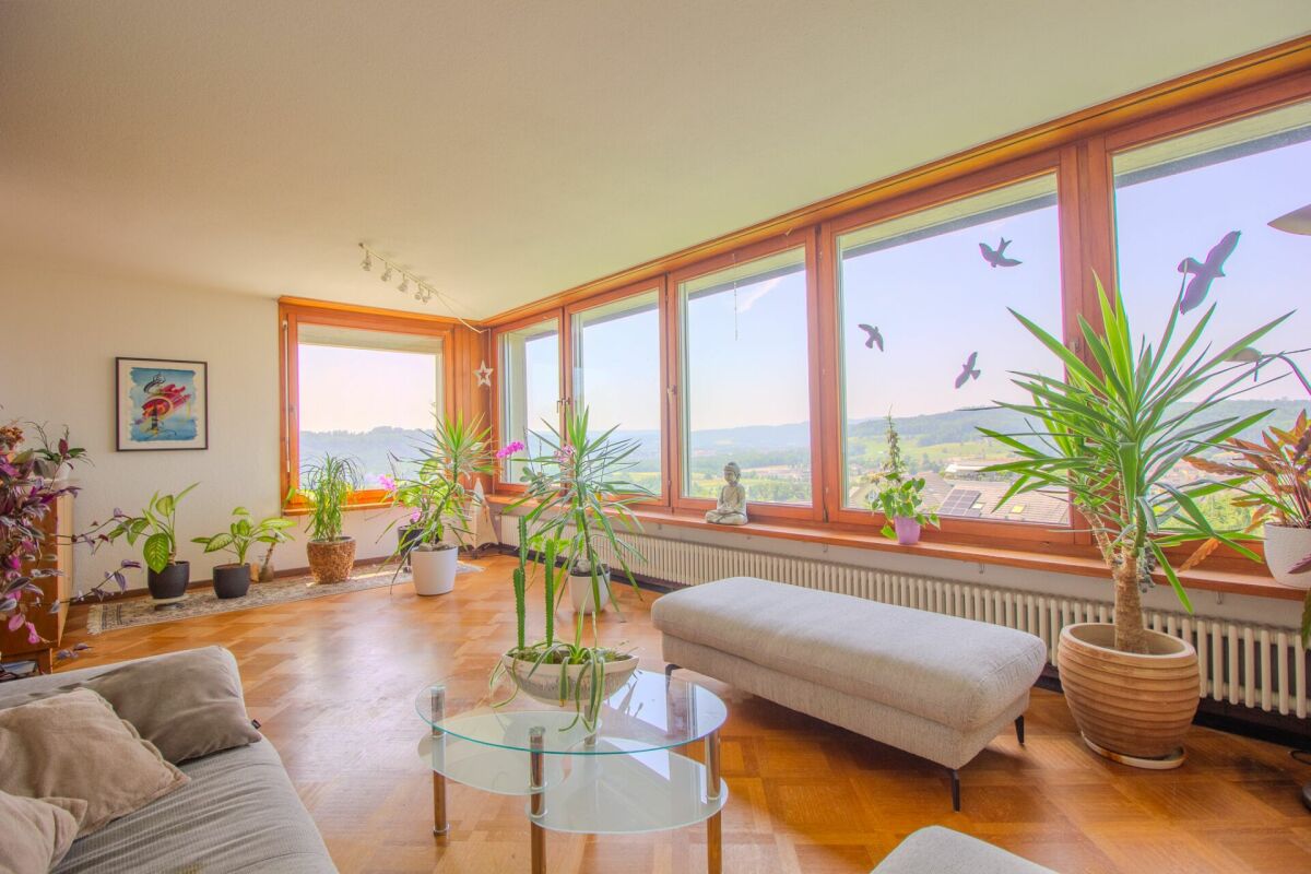 Heller Wohnraum mit Panoramafenstern