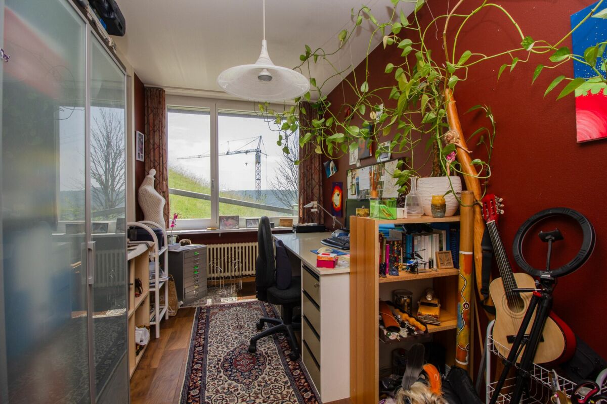 Arbeitszimmer mit Blick ins Grüne