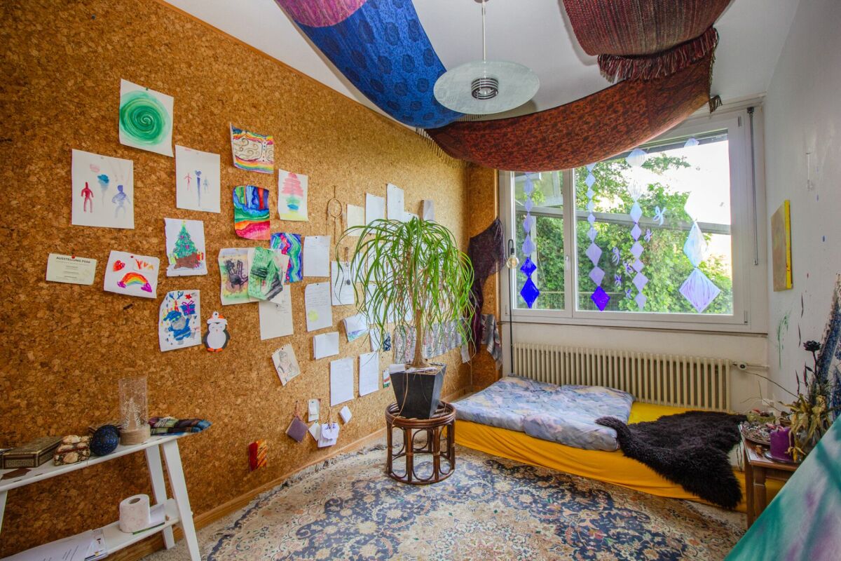Kleines kreatives Zimmer mit Korkwand und Fenster