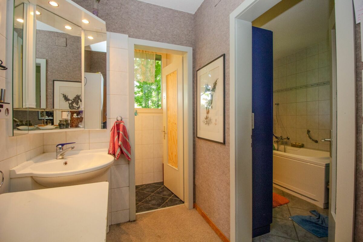 Badezimmer mit Flur und Blick in weitere Räume