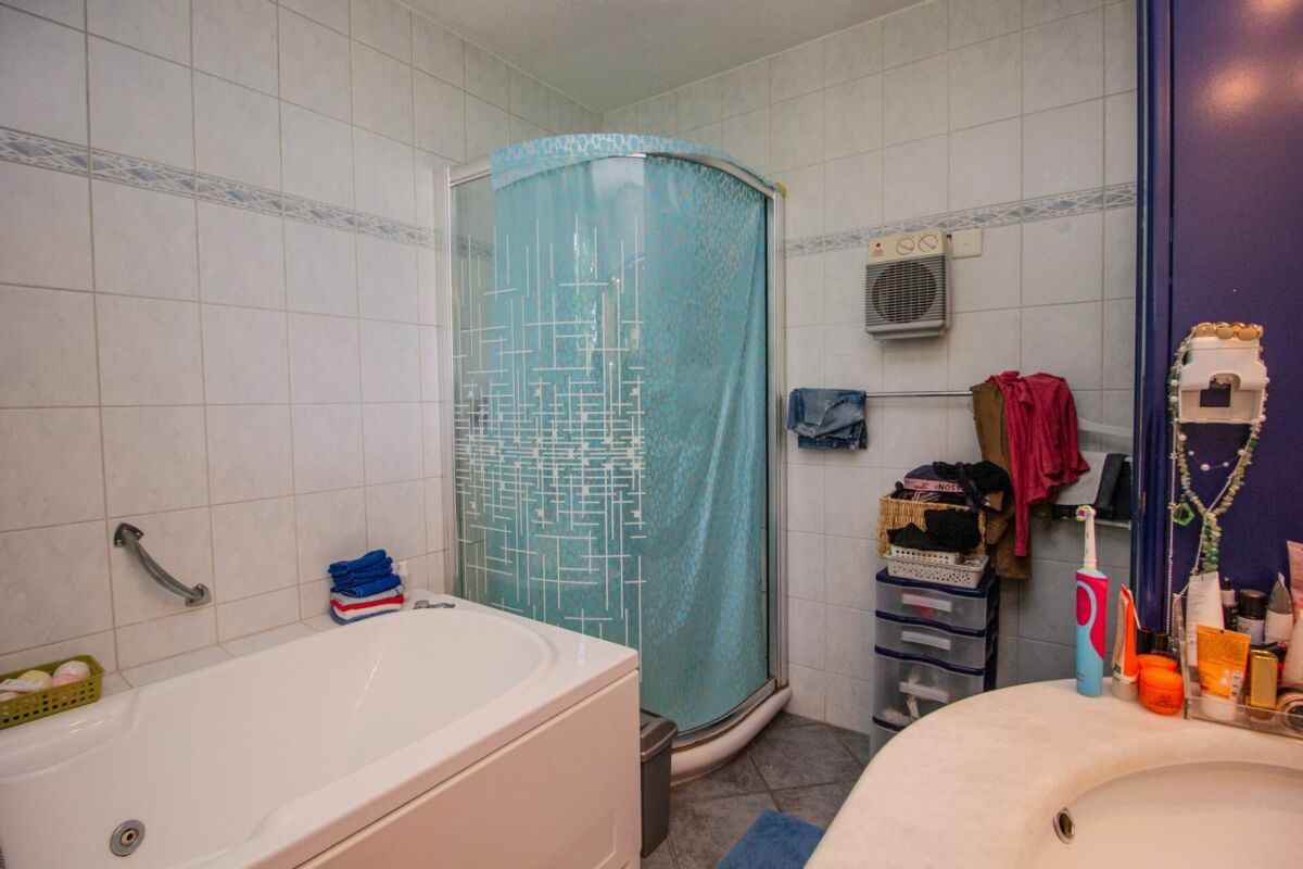 Badezimmer mit Badewanne und Duschkabine