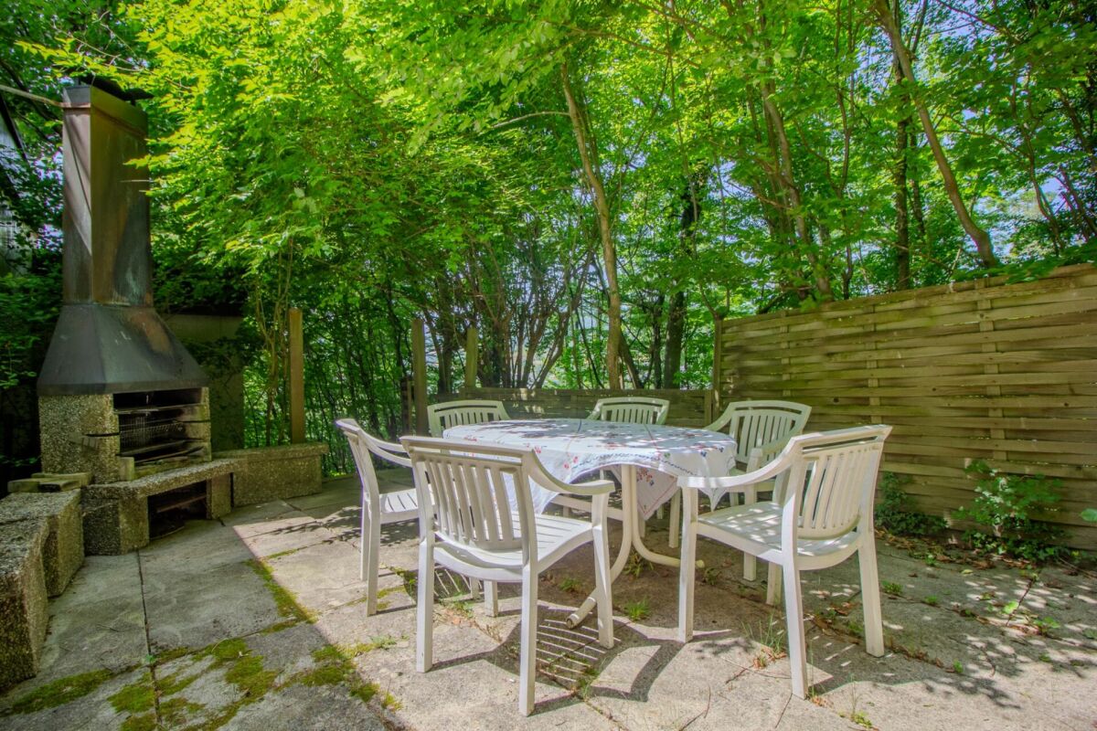 Gartenterrasse mit Grillplatz