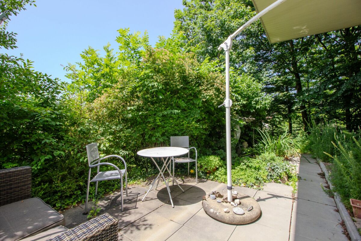 Gartenpatio mit Sitzgruppe und Sonnenschutz