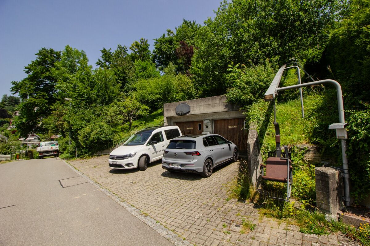 Zufahrt mit Carport und Hanglage