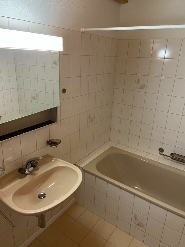 Badezimmer mit Badewanne und Waschbecken