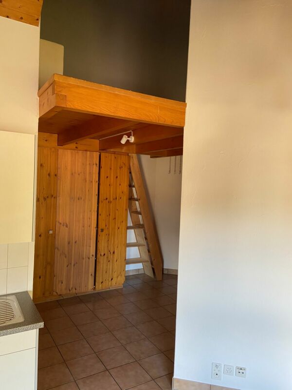 Innenraum mit Holztreppe und Hochbühne