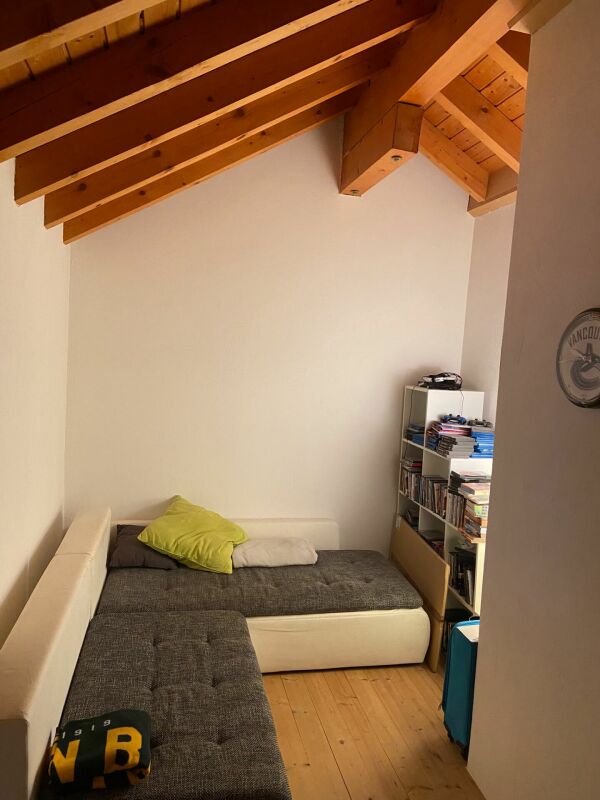 Kleines Dachzimmer mit Schlafsofa