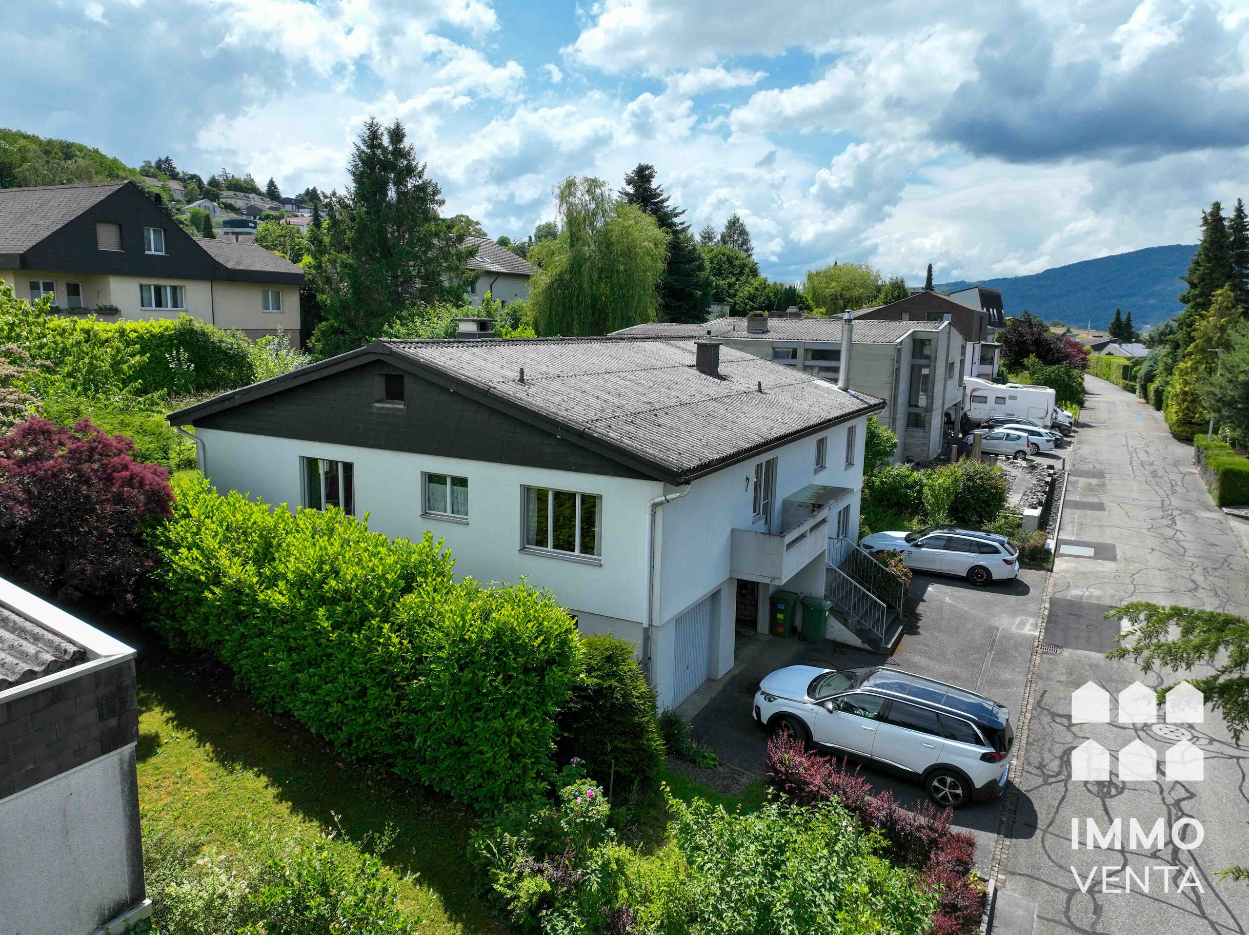 Außenansicht eines Wohnhauses in Hanglage