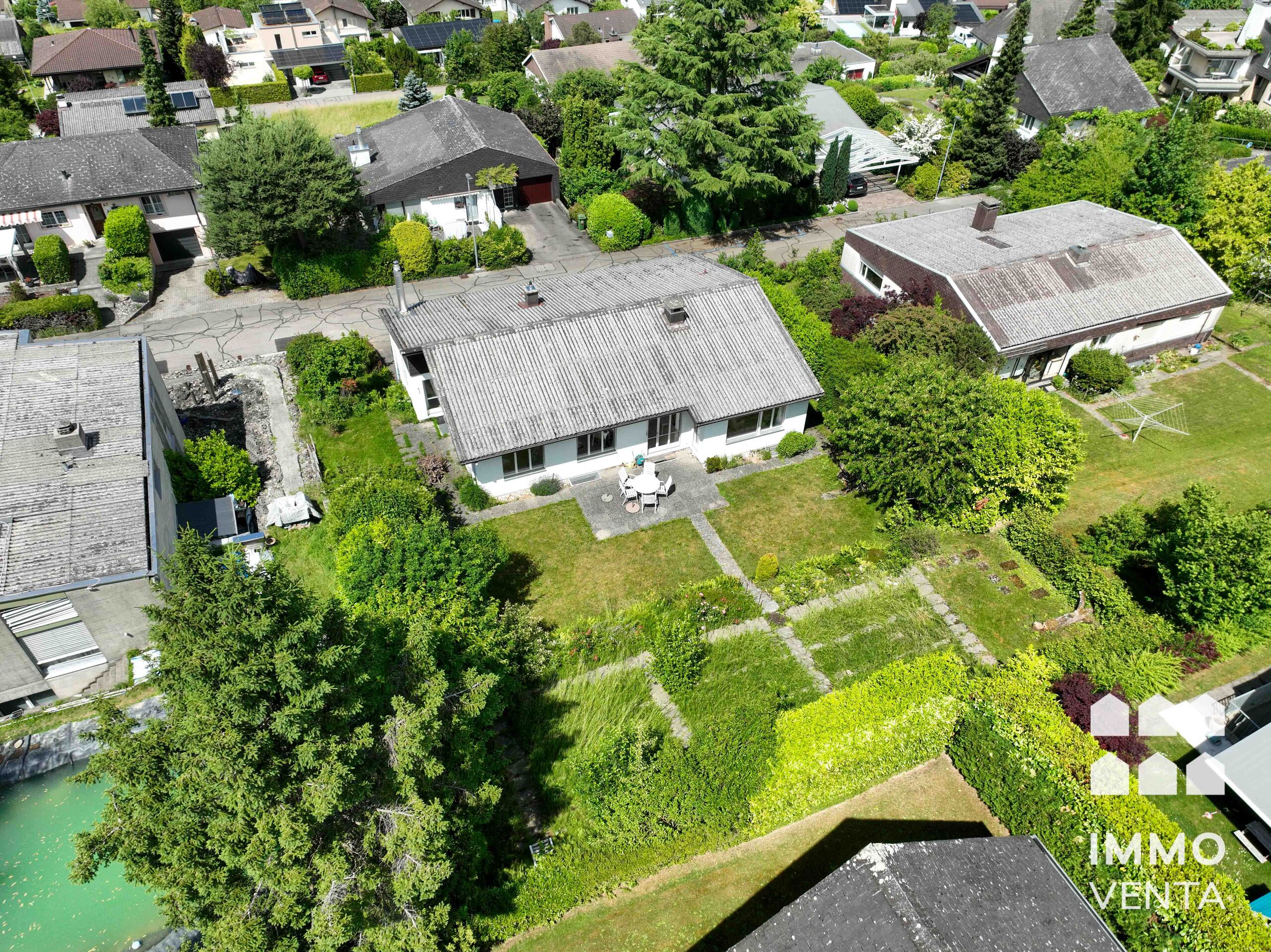 Luftaufnahme eines Einfamilienhauses mit großem Garten