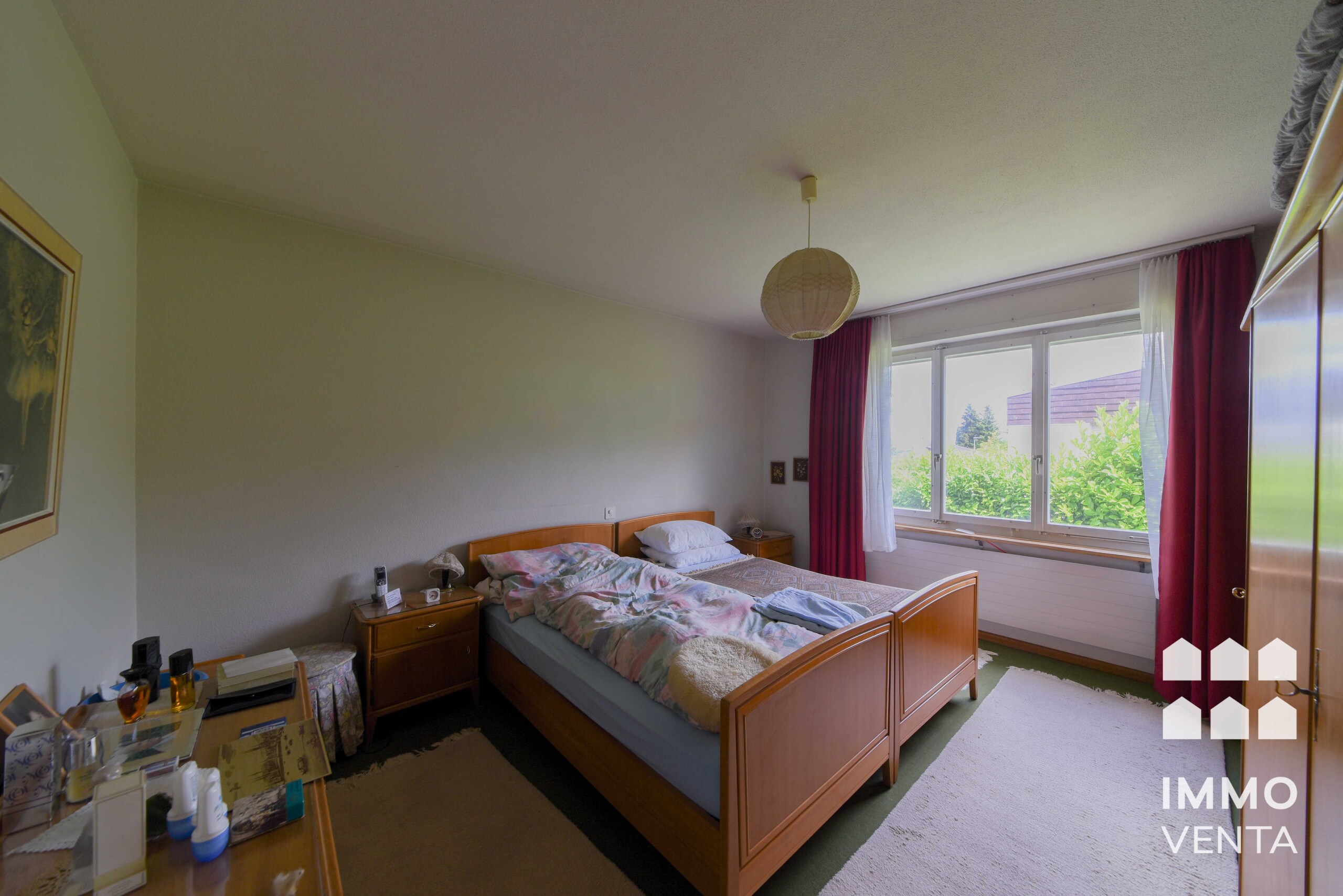 Schlafzimmer mit Doppelbett und Fenster
