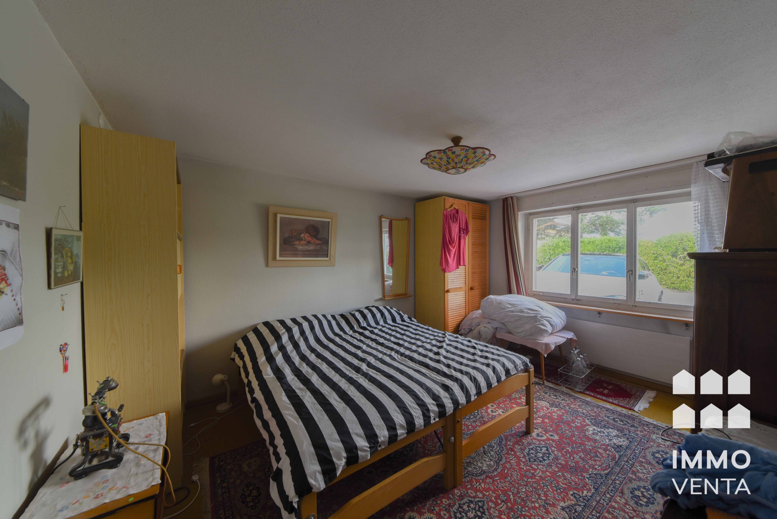 Schlafzimmer mit Bett und Fenster
