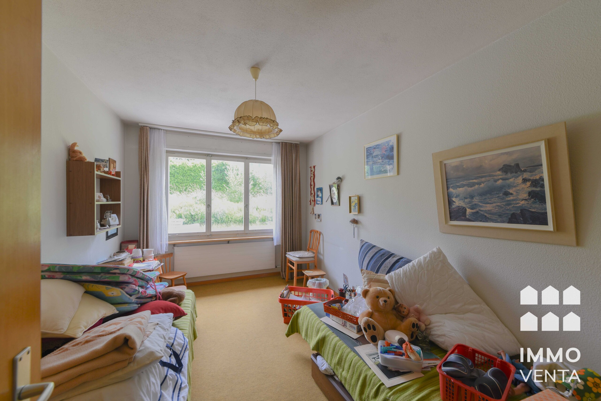 Kleines Schlafzimmer mit Doppelbett und Fenster