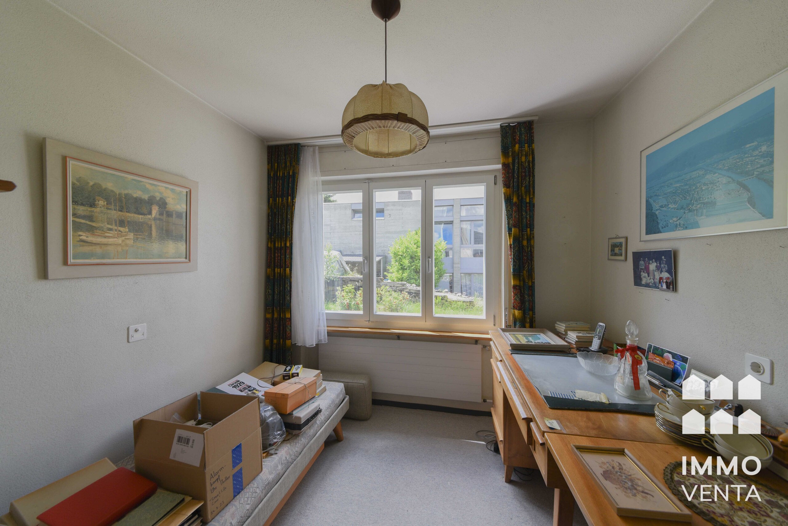Kleines Zimmer mit Fenster und Möbeln