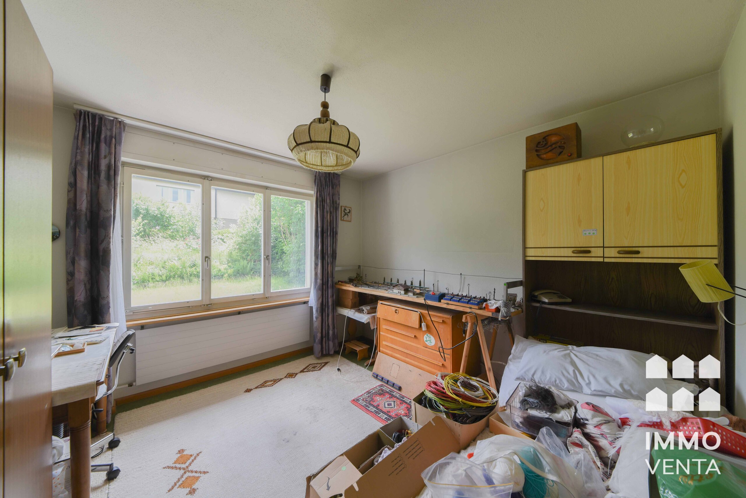 Schlafzimmer mit großer Fensterfront