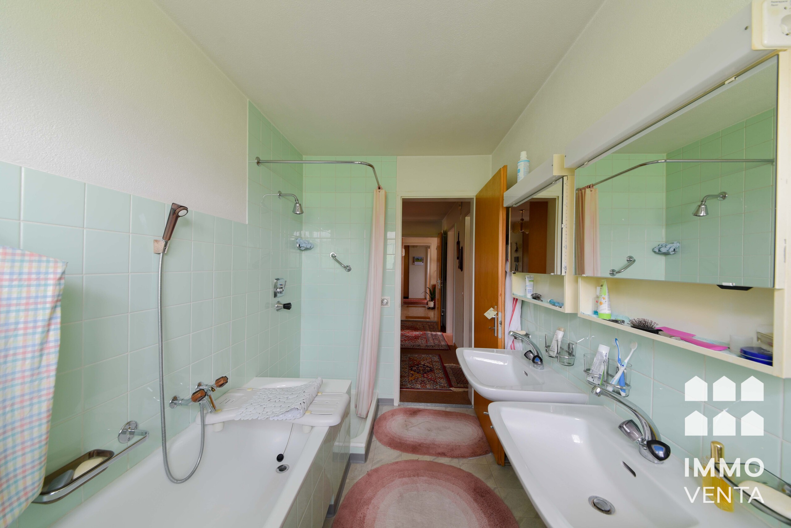 Badezimmer mit Doppelwaschbecken und Wanne