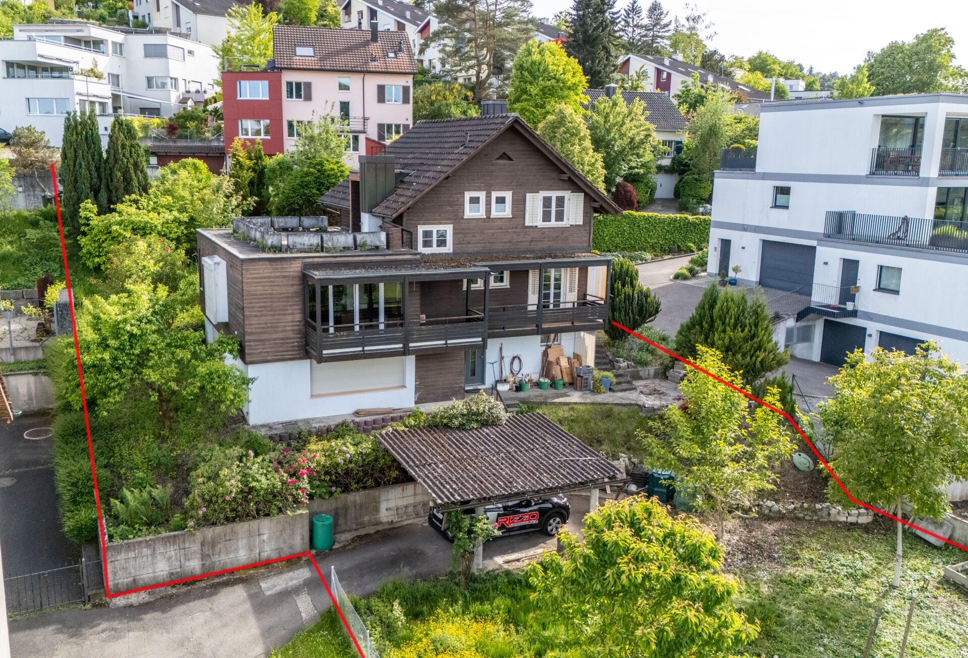 Häuseransicht mit Garten und Nachbarbebauung