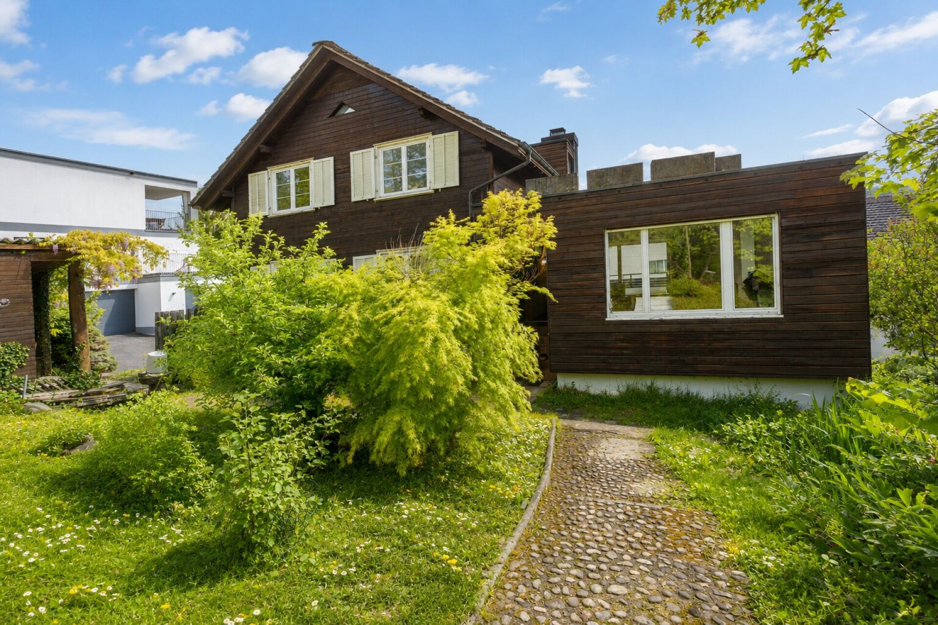 Holzhaus mit Gartenansicht
