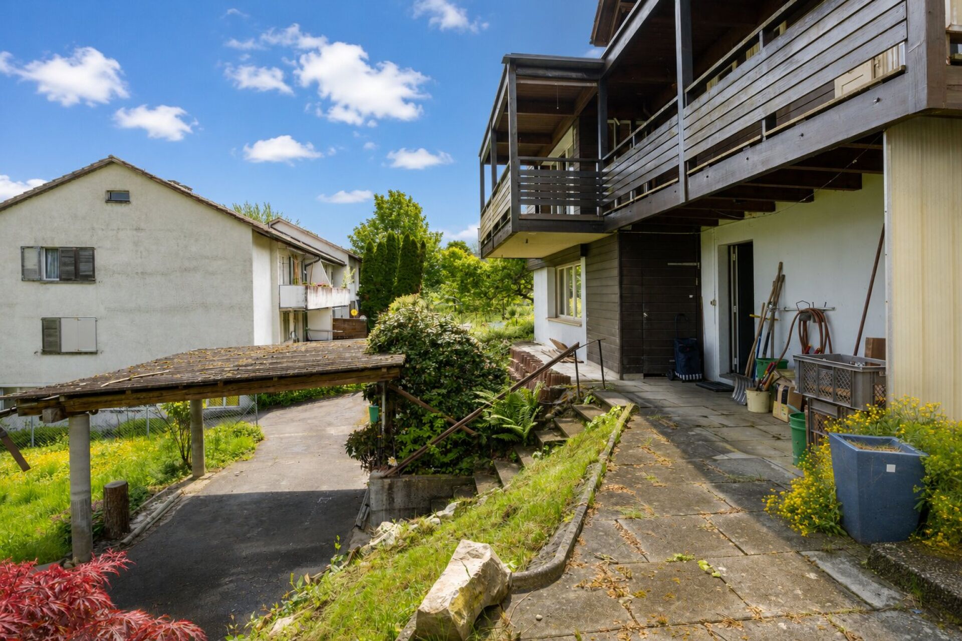 Außenansicht eines Hauses mit Gartenzugang