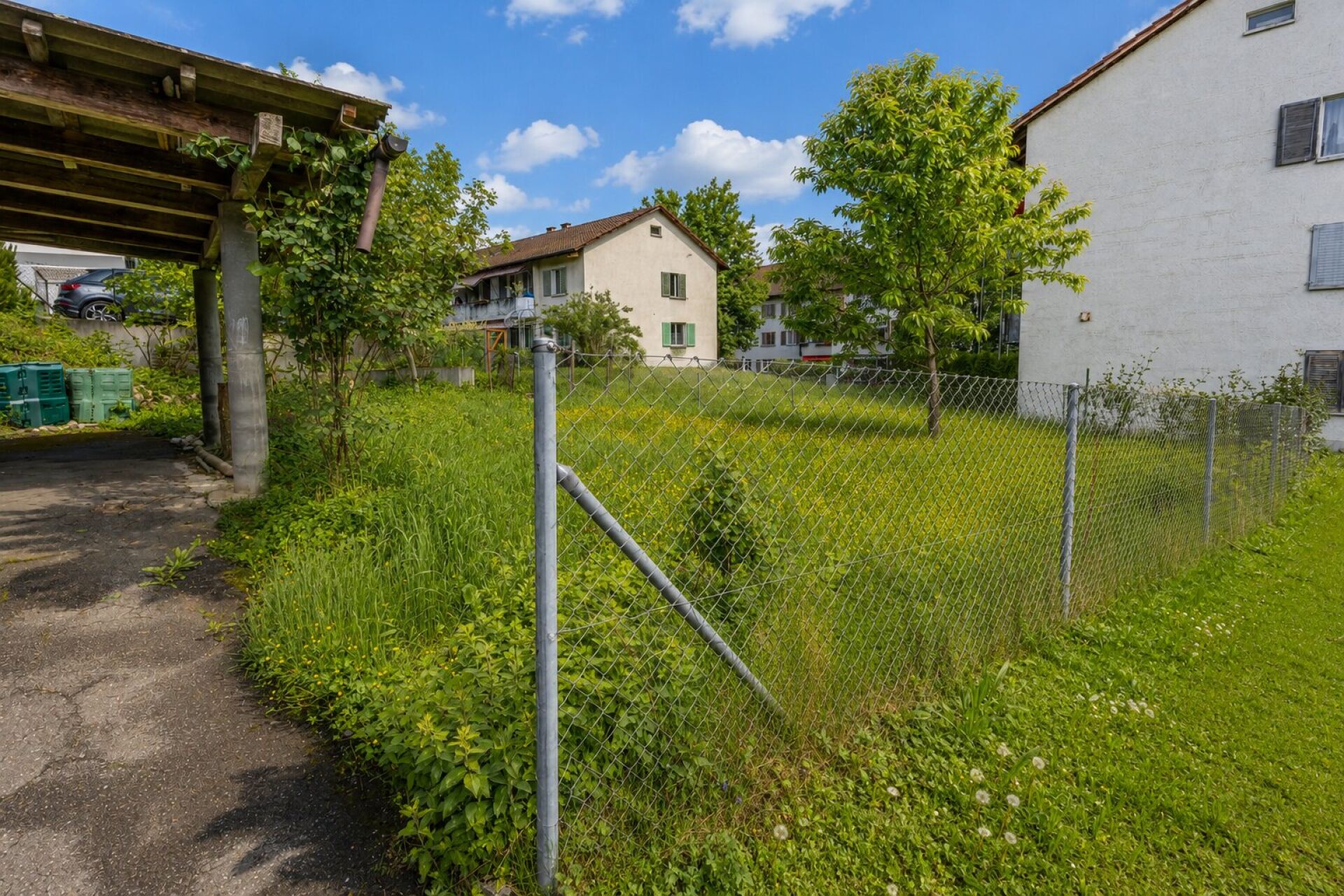Garten mit Stellplatz und Wohngebäuden