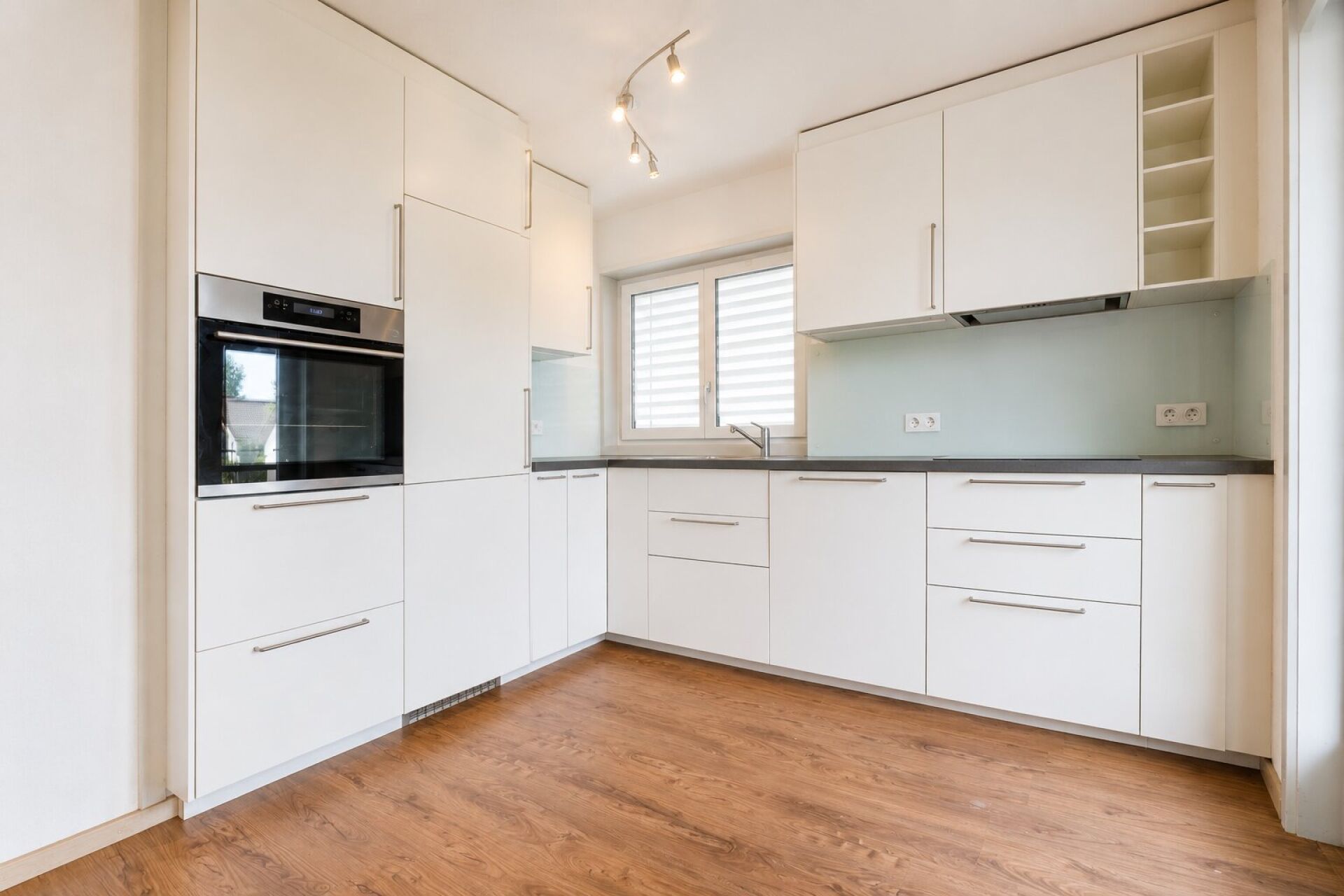 Moderne Einbauküche mit weißem Frontdesign